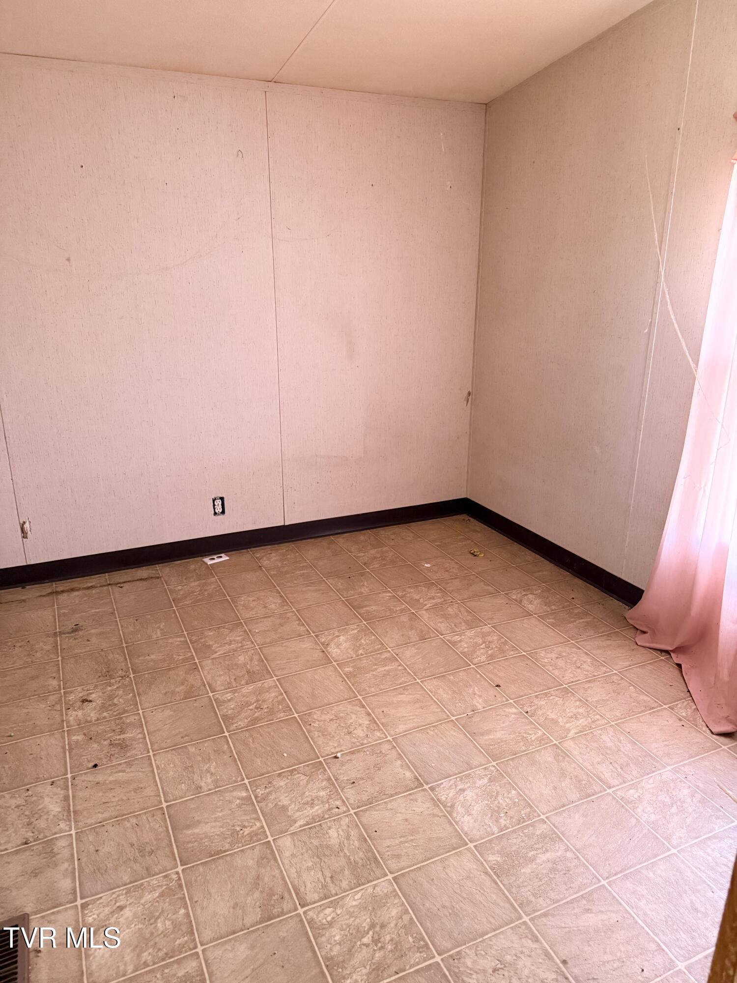 704 Weems Chapel Road Mosheim, TN 37818 - Photo 4 of 46 IMG_3020