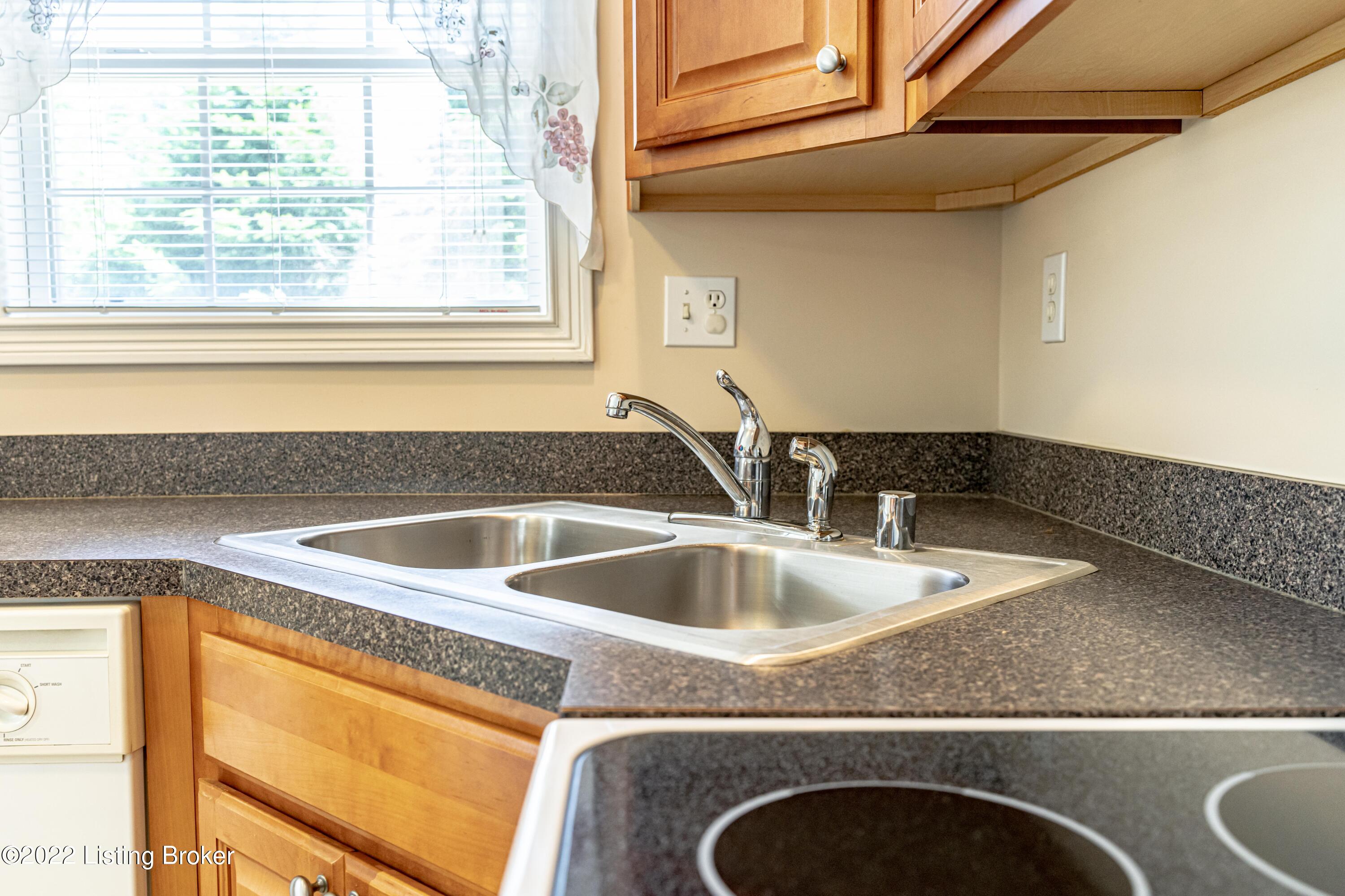 9513 Rustling Tree Way, Unit 101 Louisville, KY 40291 - Photo 19 of 43 DSC07268