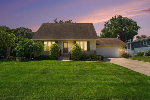 $349,900 | 633 Imperial Drive, Crown Point, IN 46307