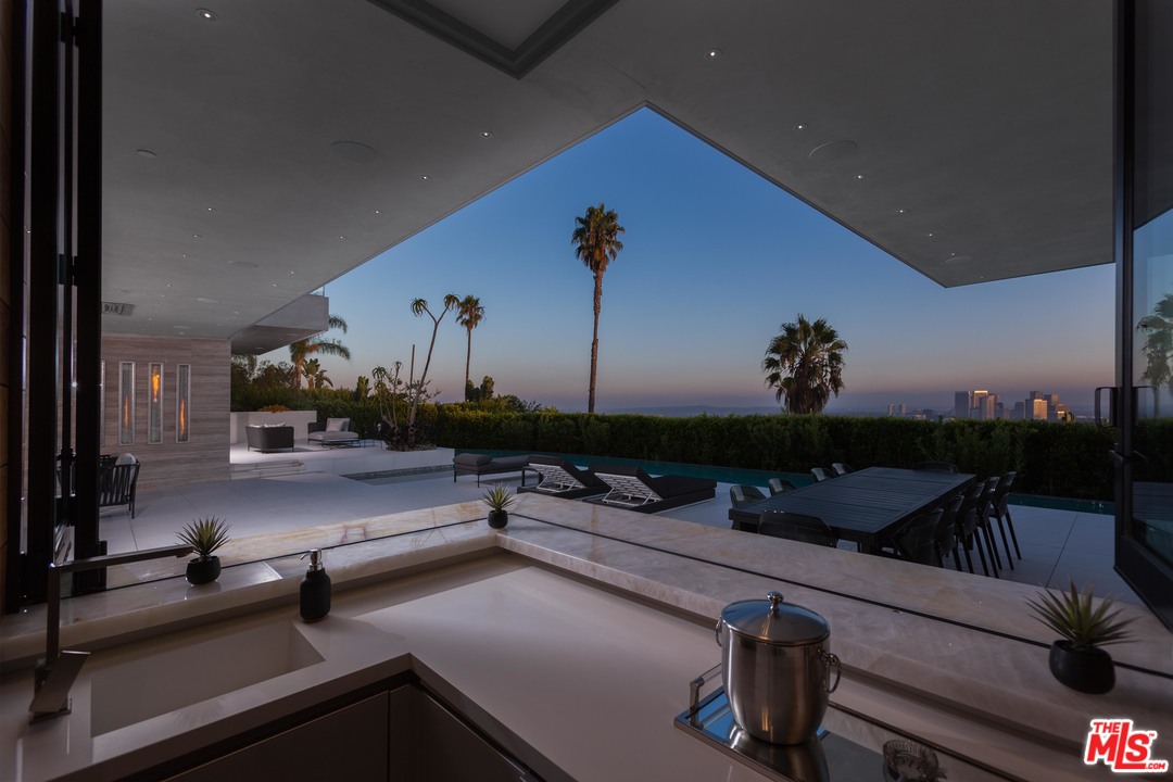 1251 Shadow Hill Way Beverly Hills, CA 90210 - Photo 15 of 42