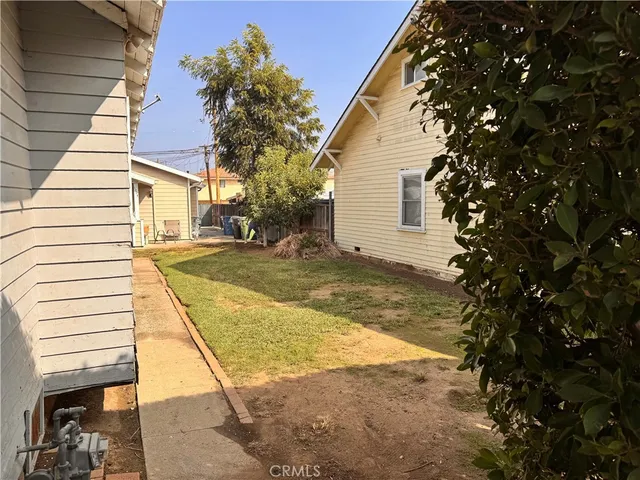 a view of a yard with a house
