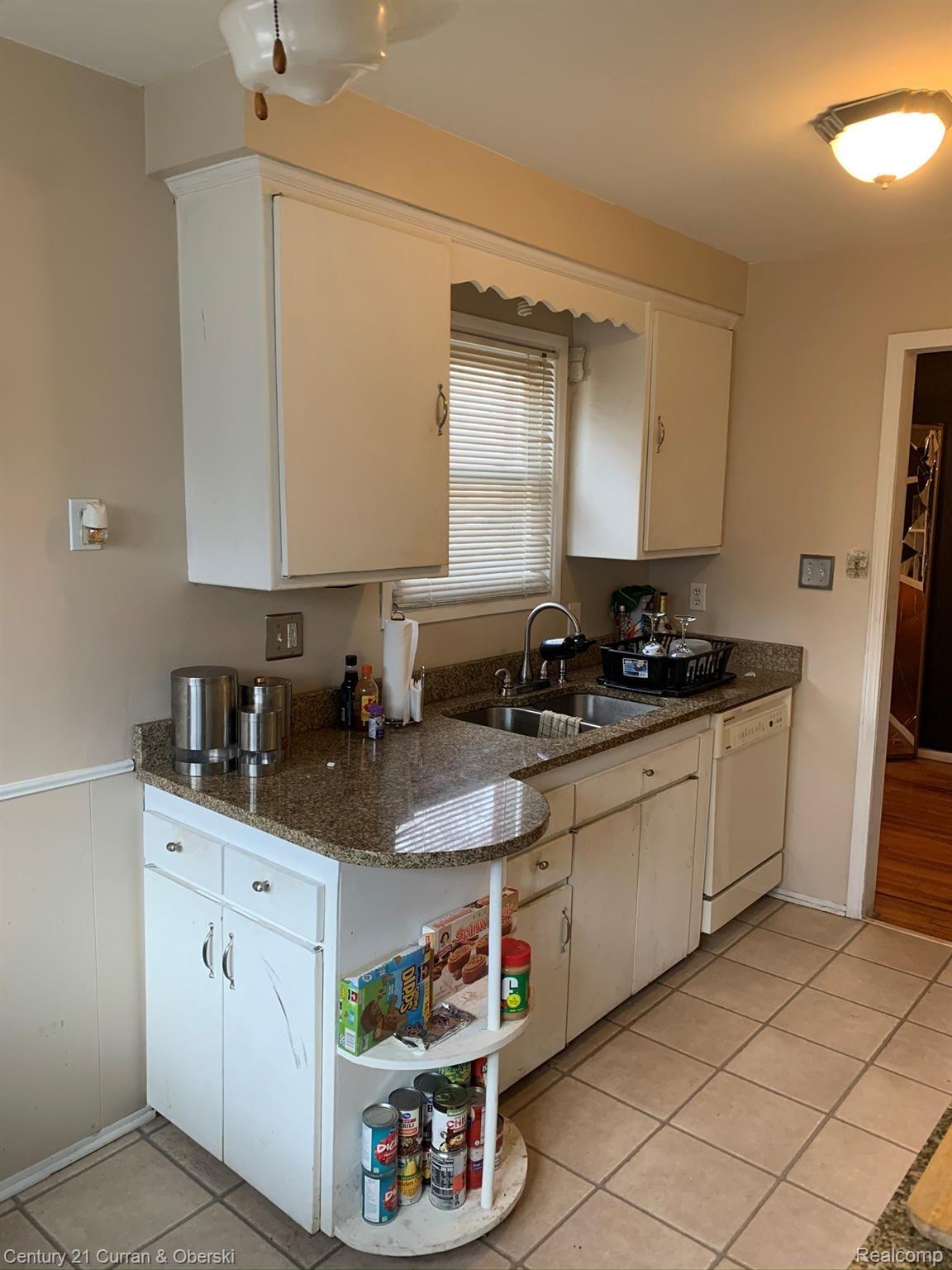714 Western Street Inkster, MI 48141 - Photo 6 of 19 IMG_3844.JPEG