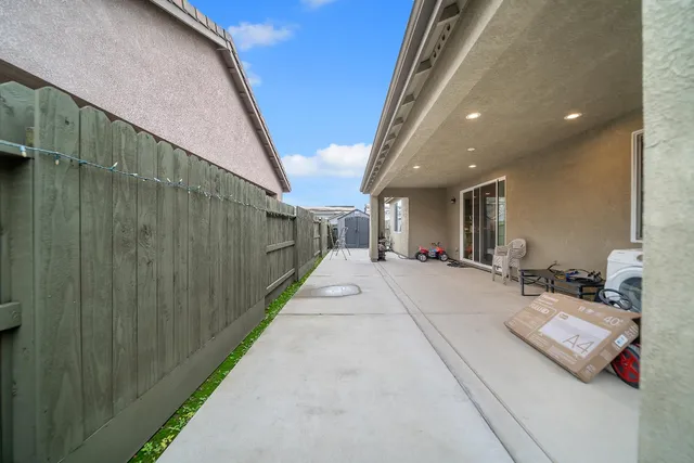a view of a garage of the house