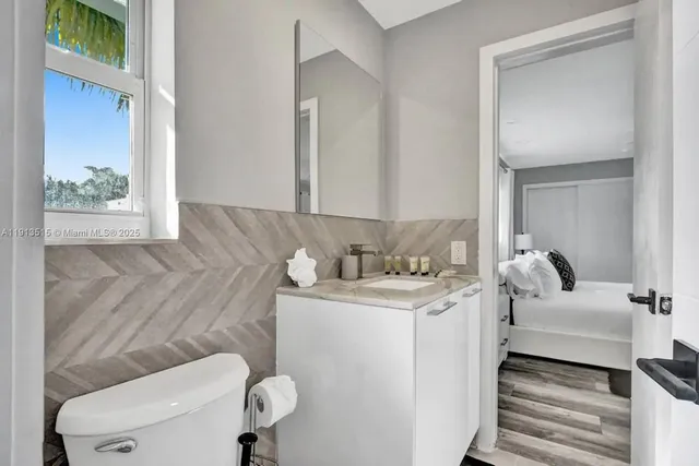 $12,995 | 1241 Hollywood Boulevard, Hollywood, FL 33019