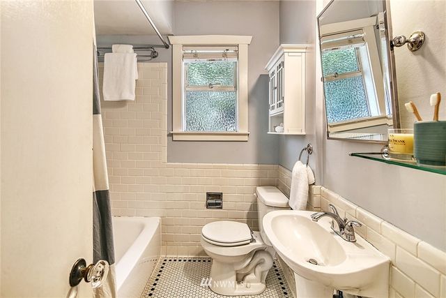 $995,000 | 2347 North 63rd Street, Seattle, WA 98103