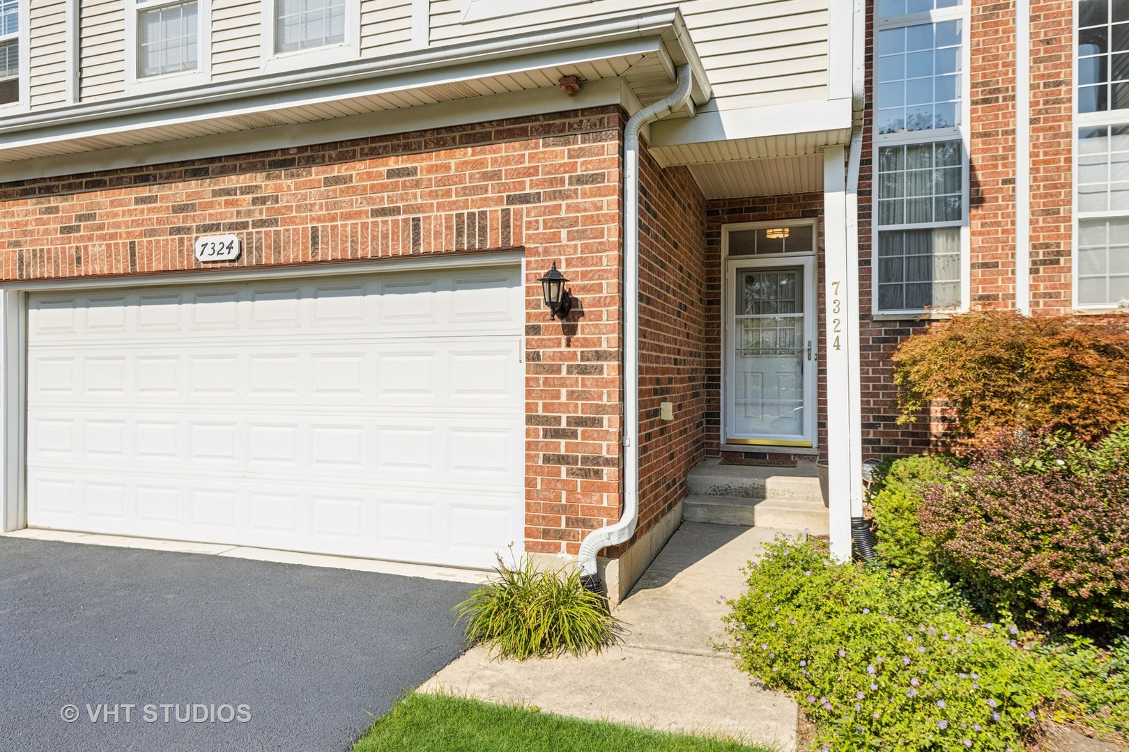 7324 Chestnut Hills Drive Burr Ridge, IL 60527 - Photo 2 of 25 a view of a entryway front of house