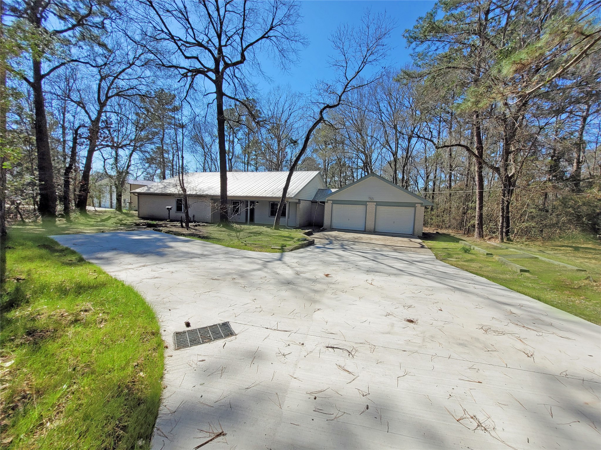 Front driveway to the entrance