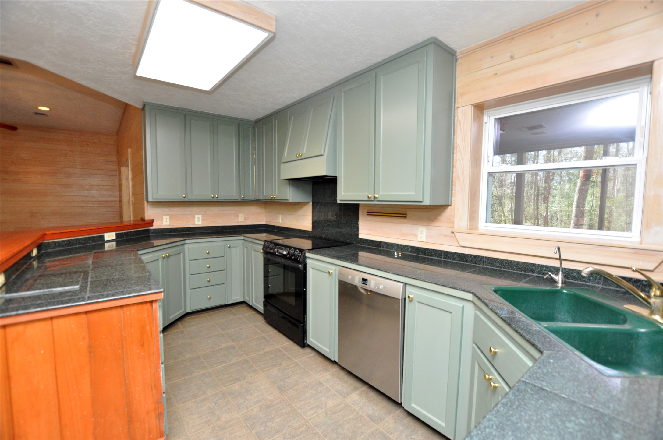 16885 Rabon Chapel Road Montgomery, TX 77316 - Photo 4 of 12 Kitchen with open bar area