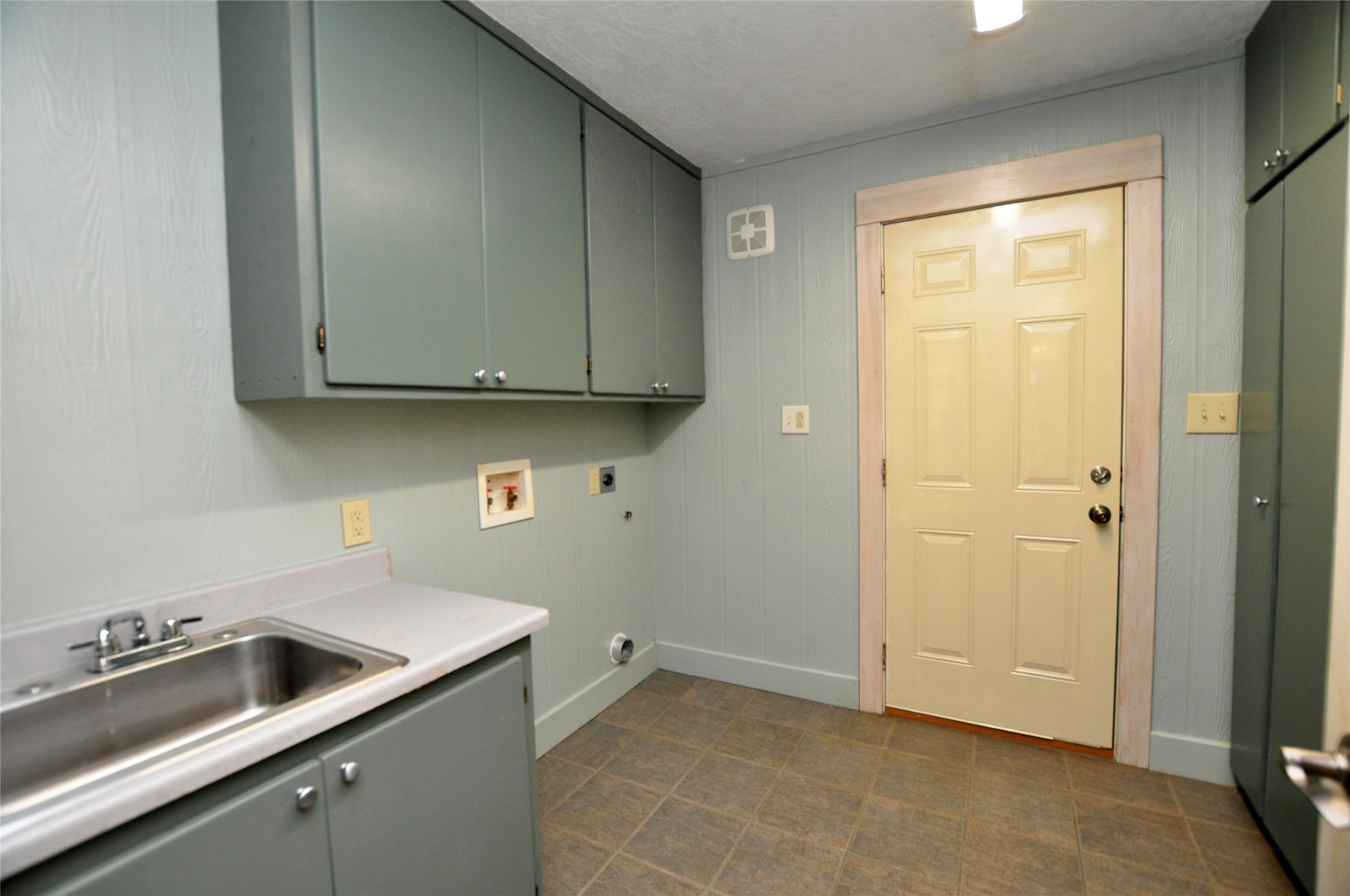 16885 Rabon Chapel Road Montgomery, TX 77316 - Photo 7 of 12 Utility room