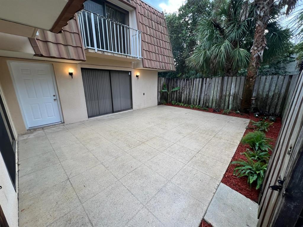 849 Blue Ridge Circle West Palm Beach, FL 33409 - Photo 13 of 28 a backyard of a house