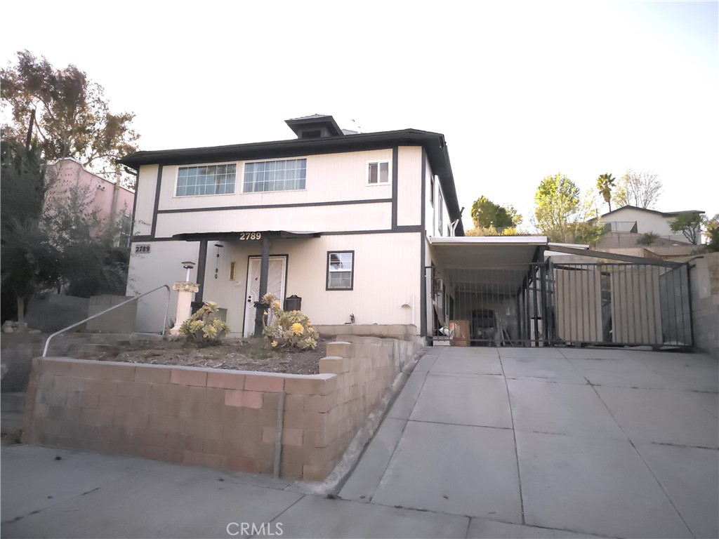 a view of a house with backyard