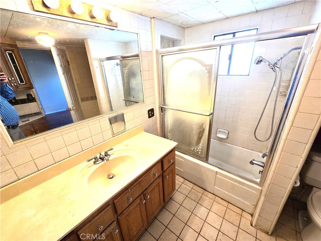 2789 Fairmount Boulevard Riverside, CA 92501 - Photo 31 of 74 a bathroom with a sink and mirror with bathtub