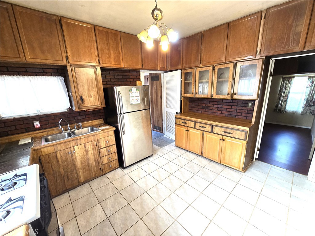 2789 Fairmount Boulevard Riverside, CA 92501 - Photo 37 of 74 a kitchen with stainless steel appliances granite countertop a refrigerator a stove a sink and dishwasher
