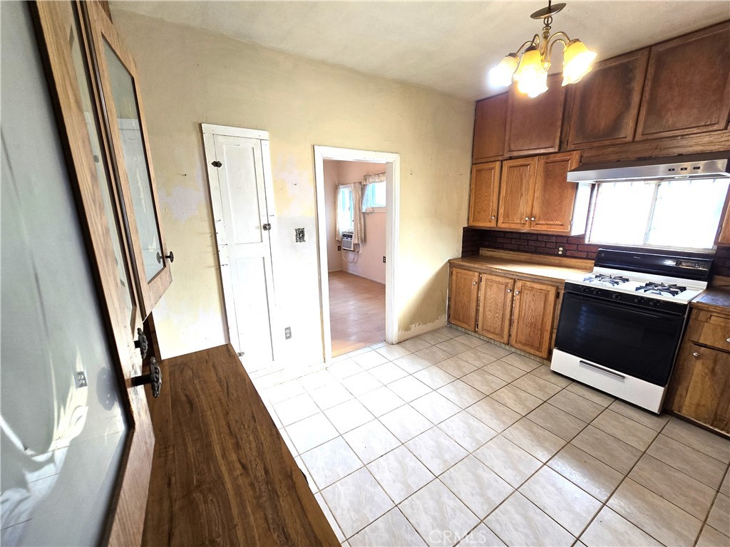 2789 Fairmount Boulevard Riverside, CA 92501 - Photo 38 of 74 a kitchen with granite countertop a stove a sink and a refrigerator