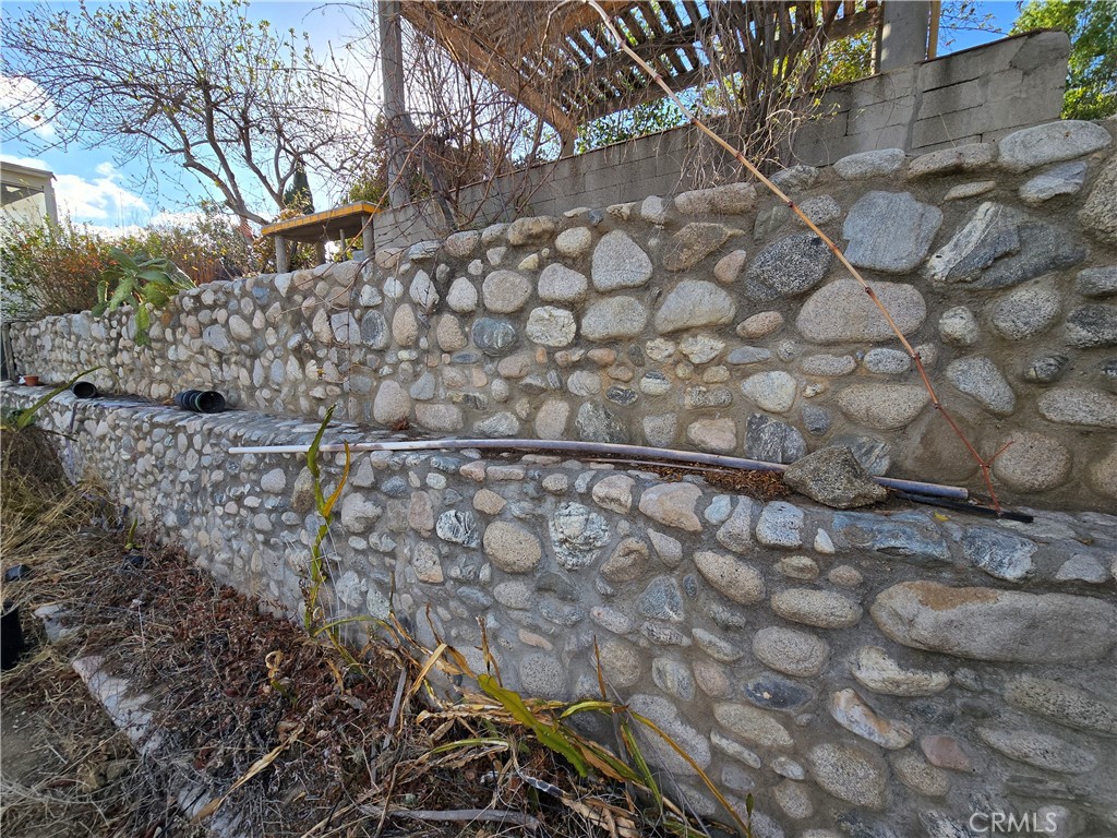 2789 Fairmount Boulevard Riverside, CA 92501 - Photo 51 of 74 a backyard of a house with a tree