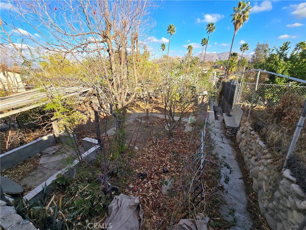 2789 Fairmount Boulevard Riverside, CA 92501 - Photo 65 of 74 a view of a yard with wooden fence