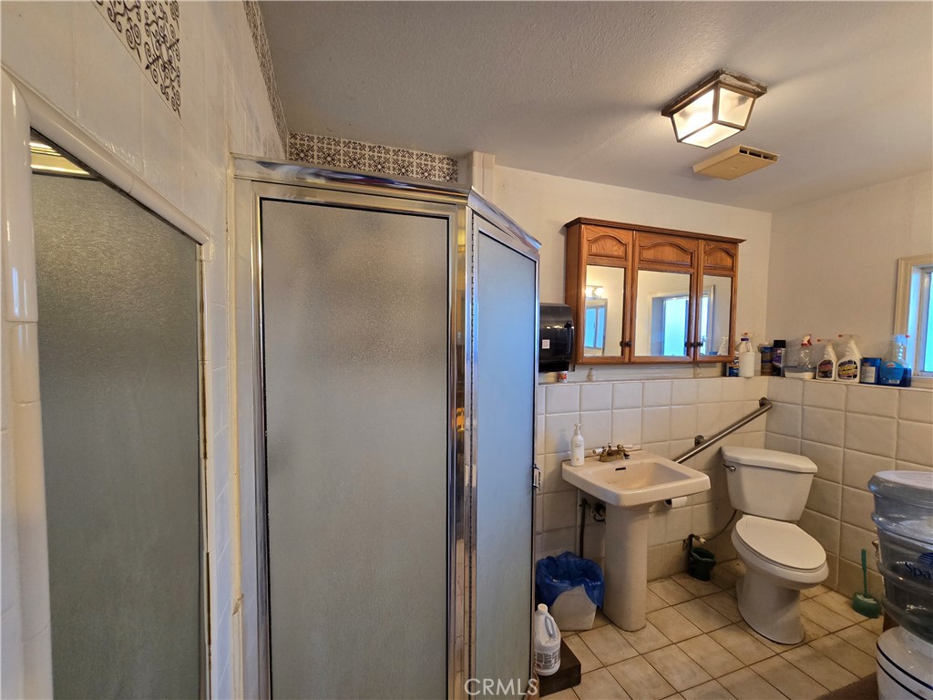 2789 Fairmount Boulevard Riverside, CA 92501 - Photo 10 of 74 a bathroom with a toilet sink and mirror