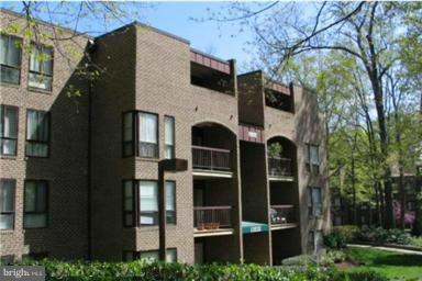 11212 Chestnut Grove Square, Unit 114 Reston, VA 20190 - Photo 2 of 18 a front view of a house with a yard