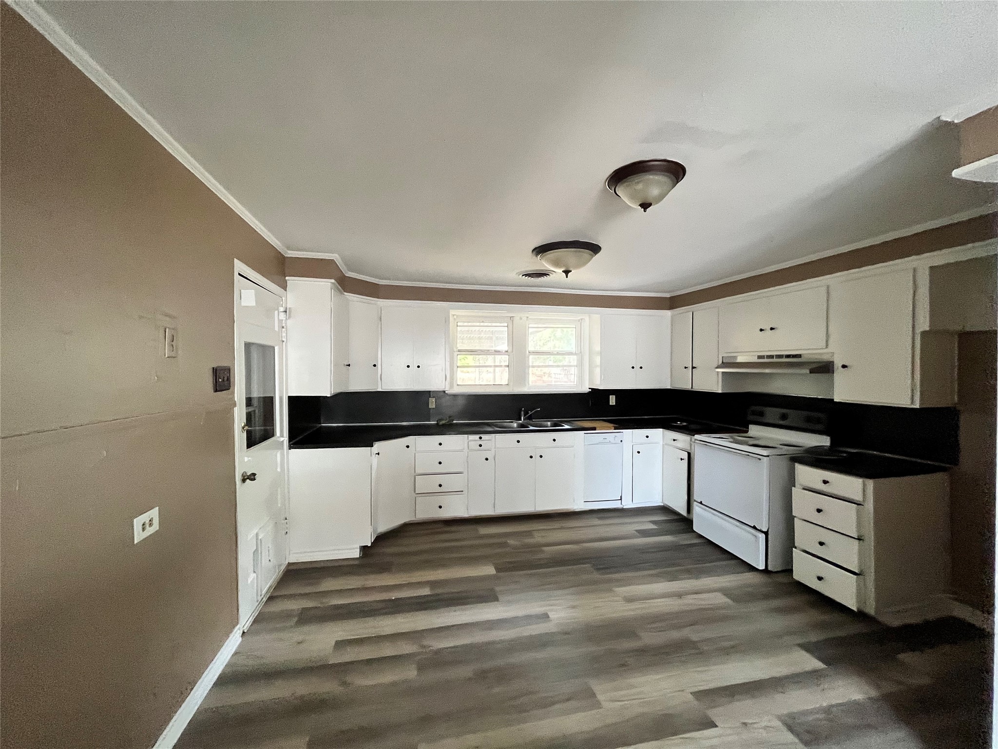 103 East Stone Street Brenham, TX 77833 - Photo 2 of 9