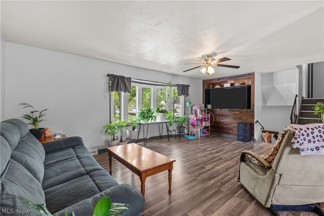 13548 Holland Road Brook Park, OH 44142 - Photo 7 of 27 Living room