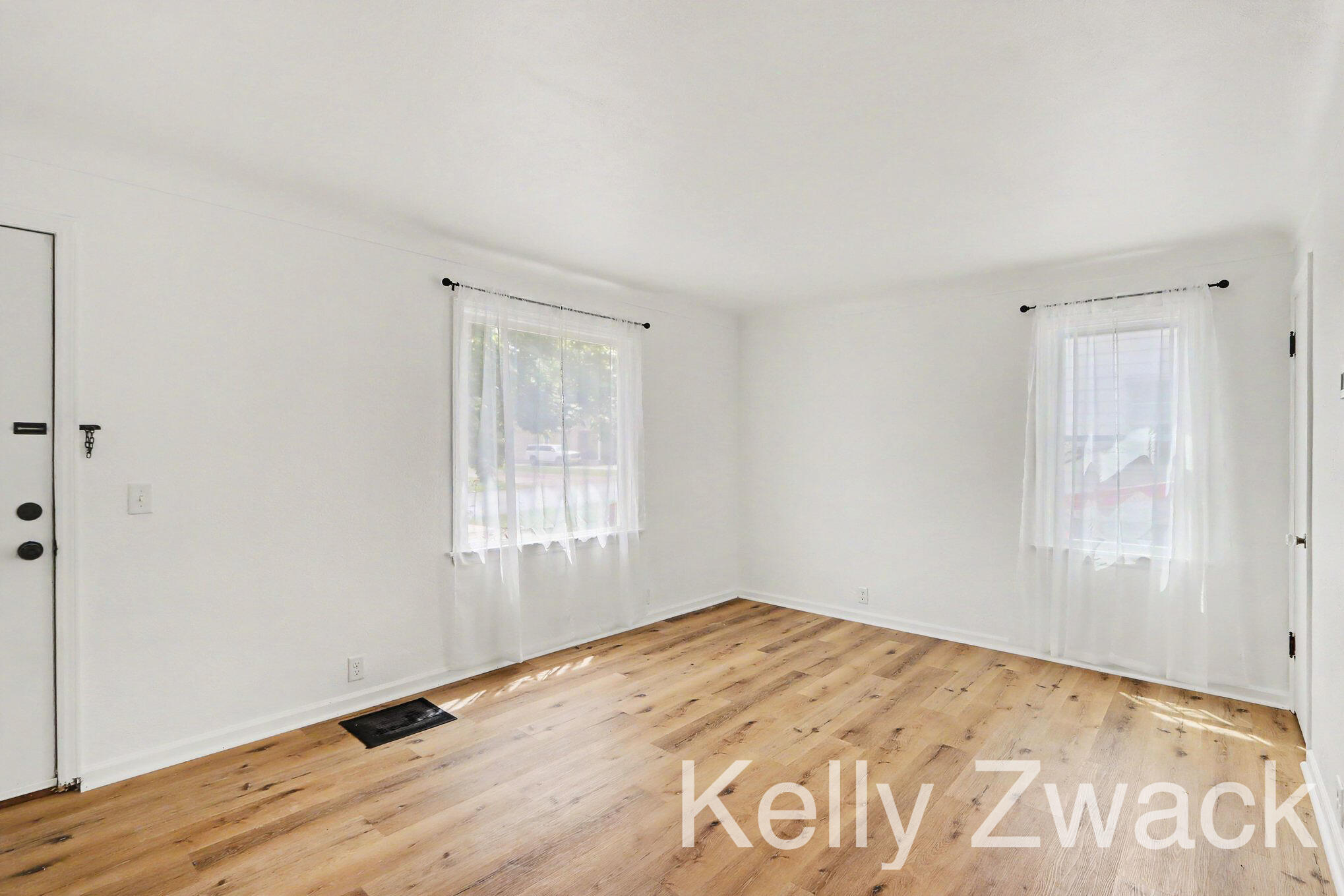 830 Edison Street Kalamazoo, MI 49004 - Photo 5 of 23 Living Room