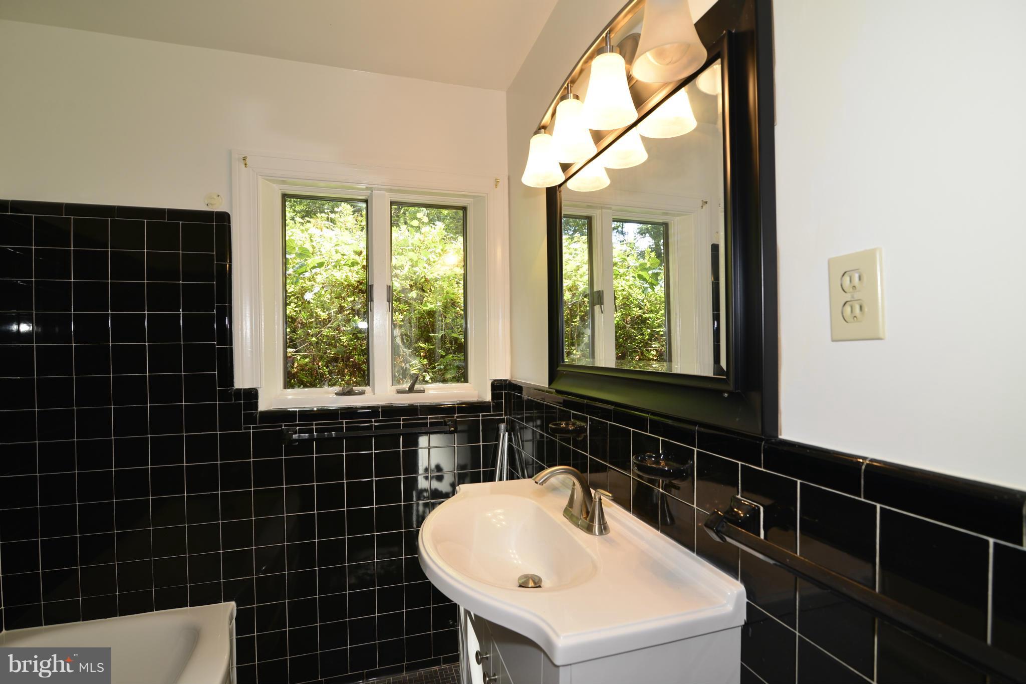 1290 Balls Hill Road McLean, VA 22101 - Photo 17 of 30 Bath