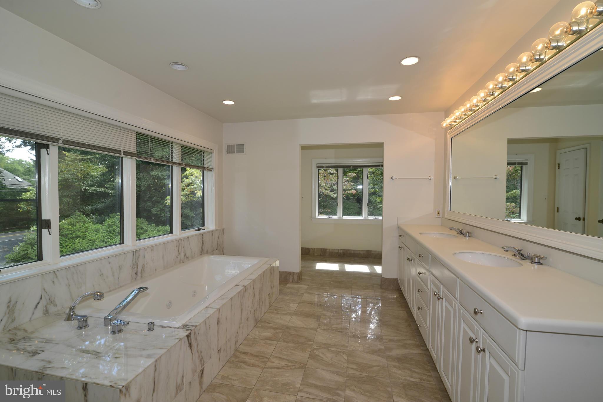 1290 Balls Hill Road McLean, VA 22101 - Photo 21 of 30 Bath (Master)