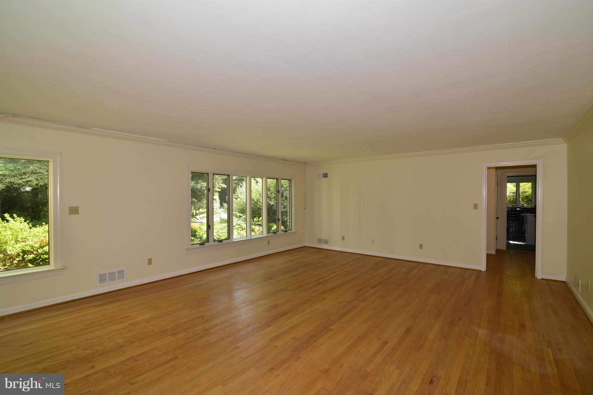 1290 Balls Hill Road McLean, VA 22101 - Photo 5 of 30 Living Room