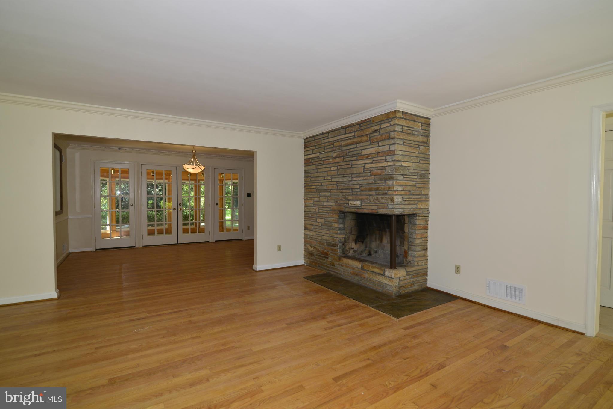 1290 Balls Hill Road McLean, VA 22101 - Photo 6 of 30 Living Room