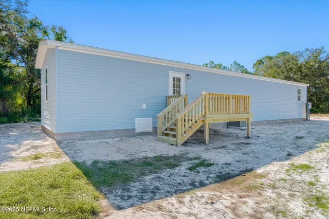 a view of a backyard