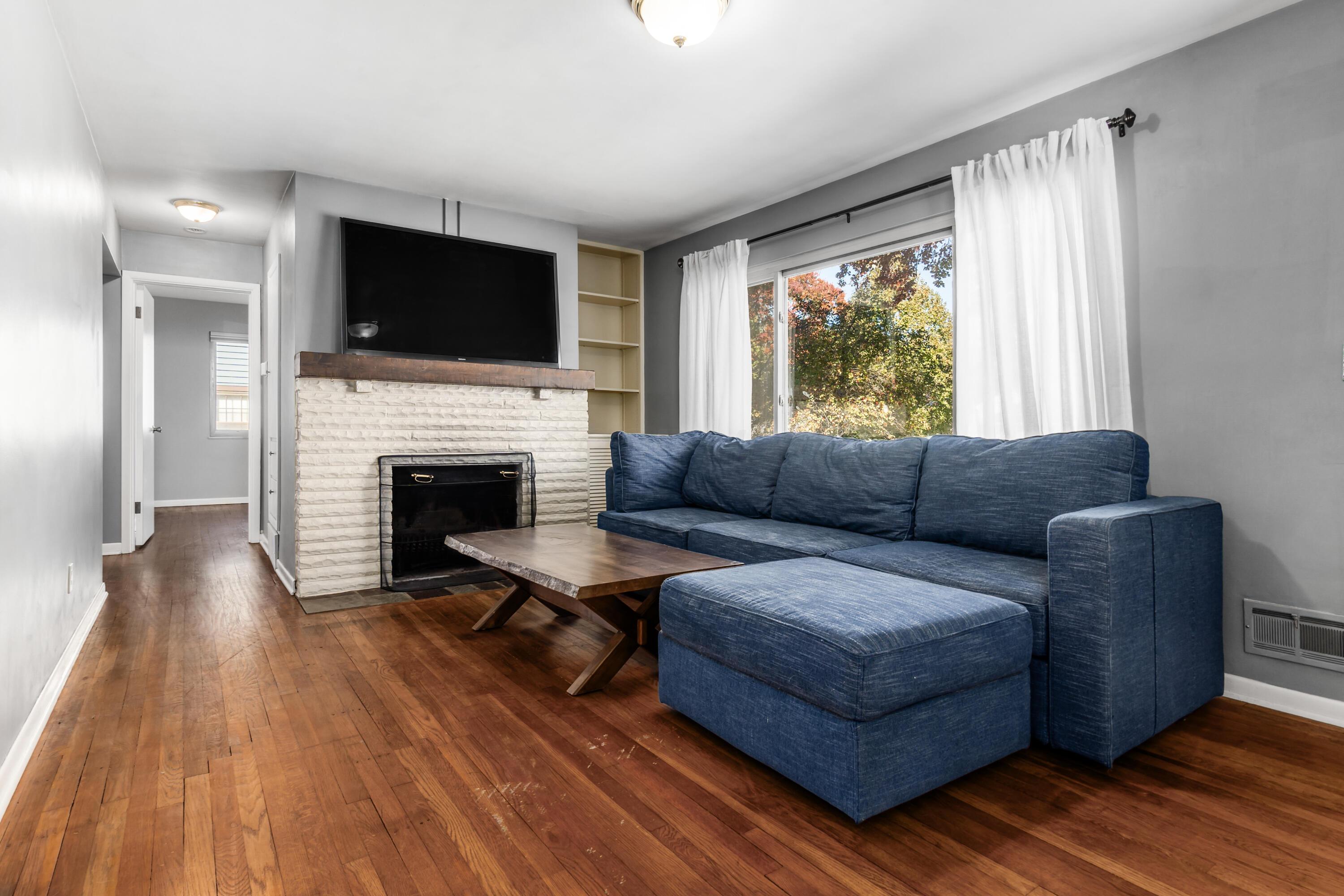 2745 Cranford Road Columbus, OH 43221 - Photo 6 of 42 Living Room