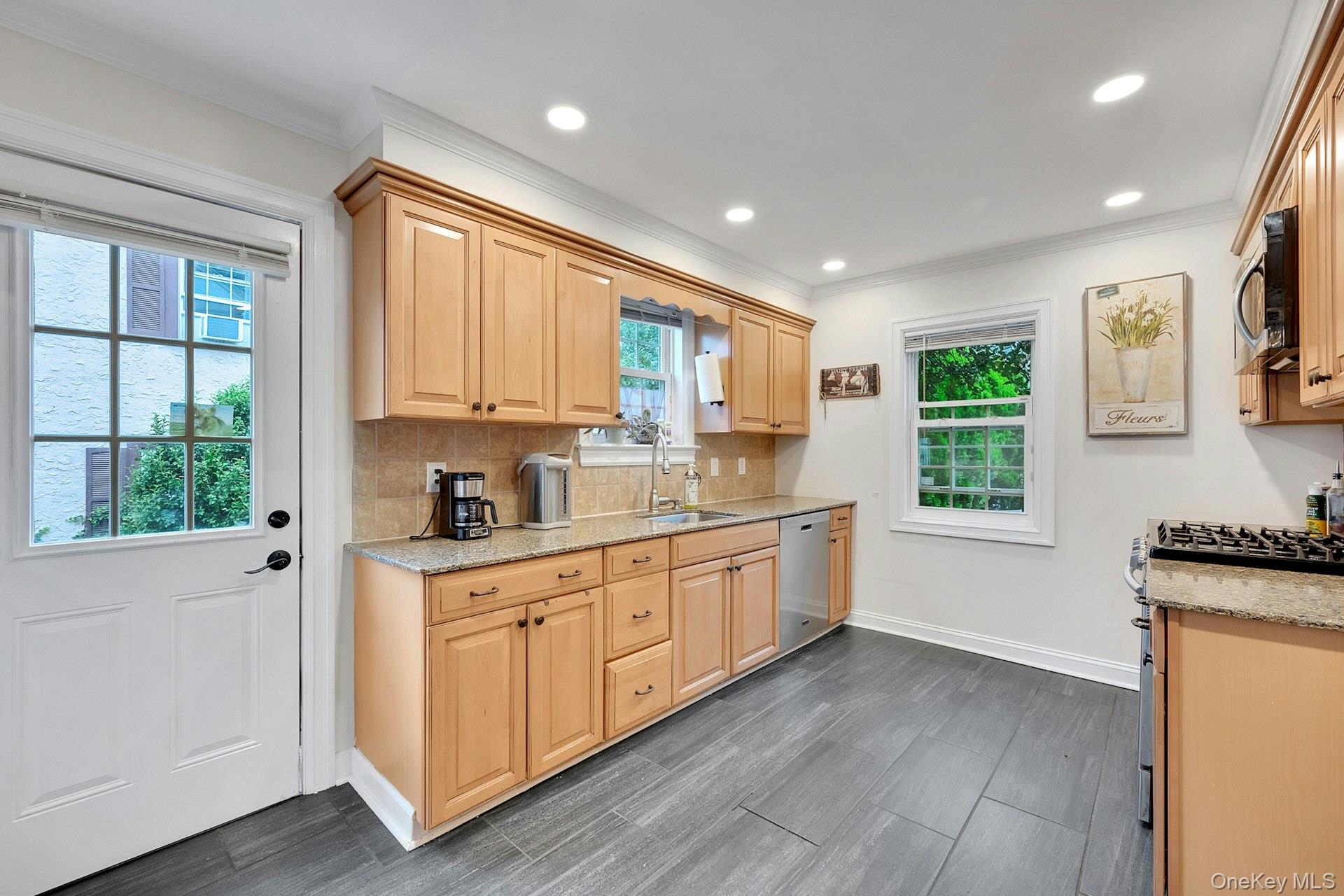 4 Interlaken Avenue New Rochelle, NY 10801 - Photo 9 of 28