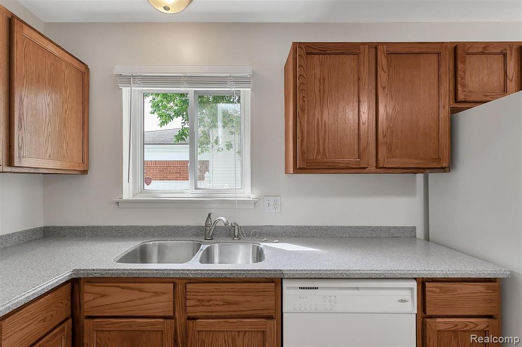 12062 Racine Road Warren, MI 48093 - Photo 14 of 46