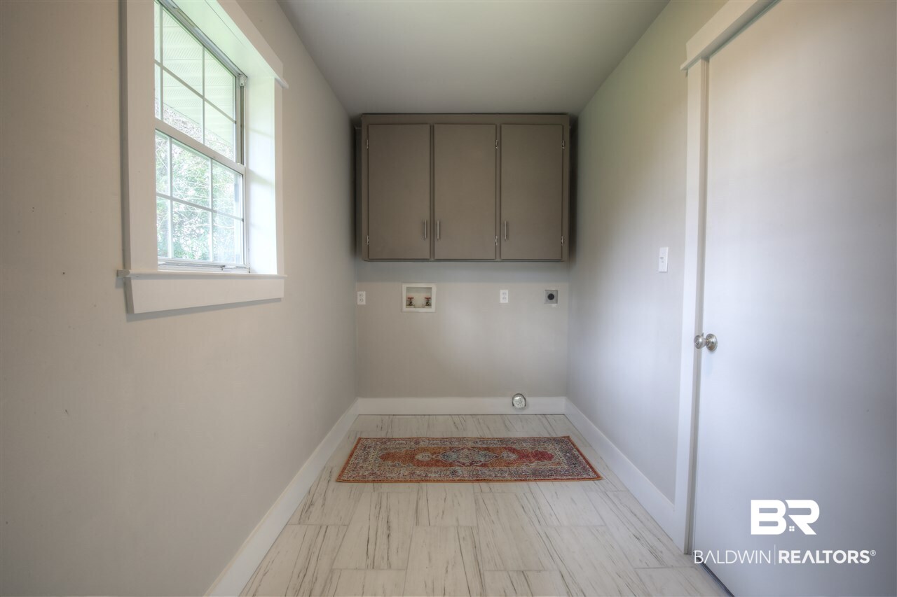 9850 Twin Beech Road Fairhope, AL 36532 - Photo 20 of 26 laundry room