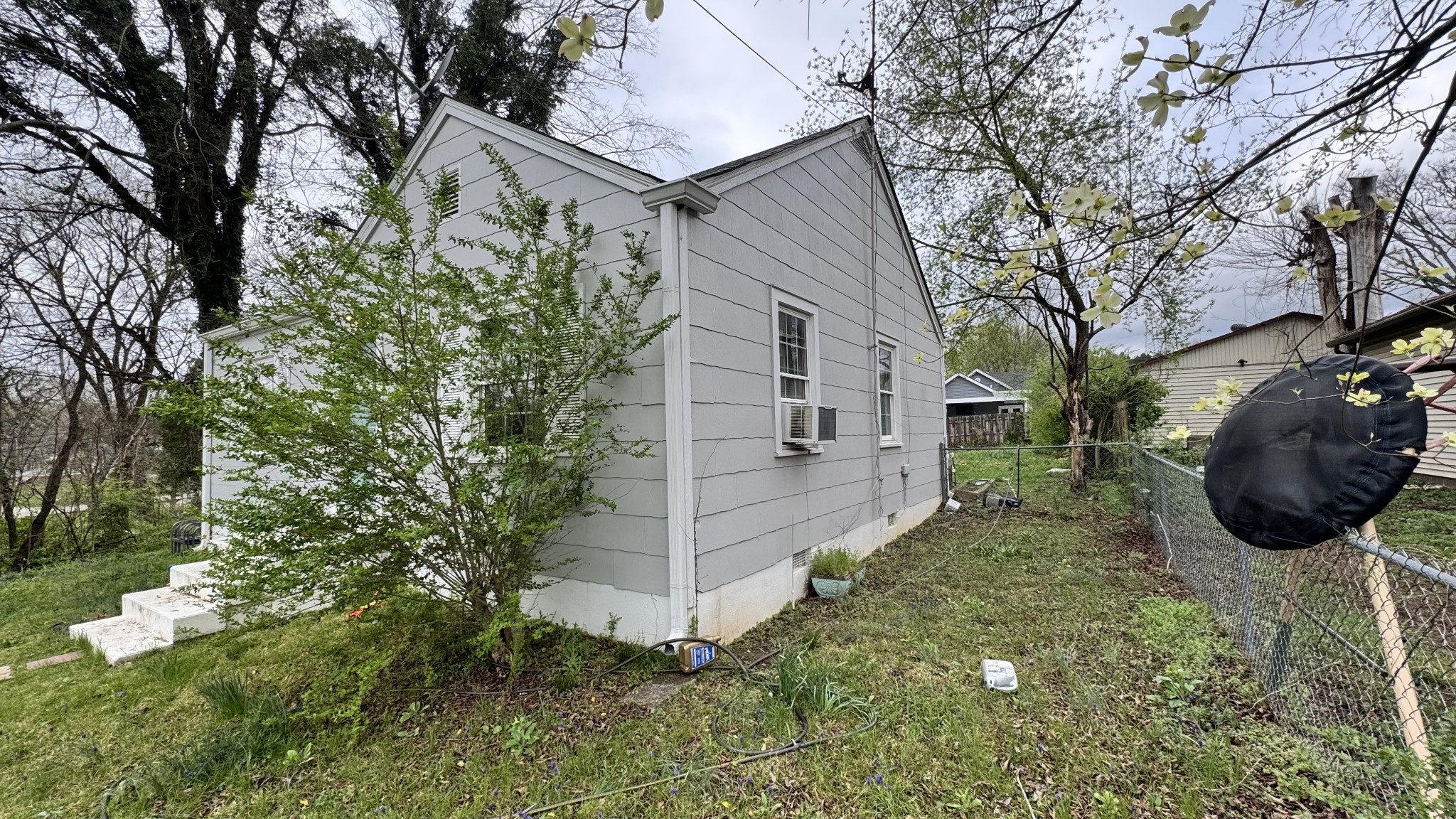 620 West 9th Street Columbia, TN 38401 - Photo 2 of 9 a backyard of a house with lots of green space