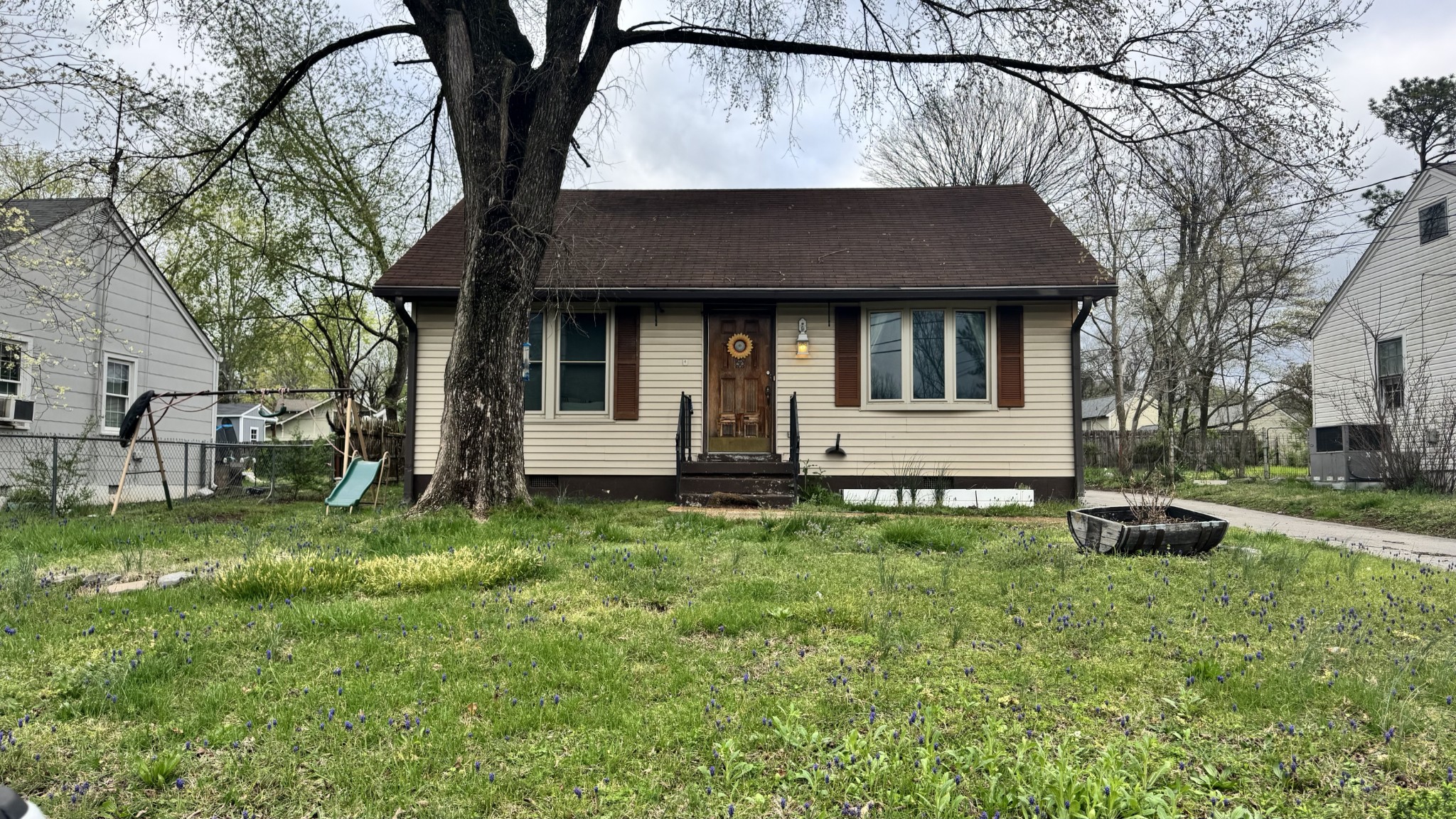 620 West 9th Street Columbia, TN 38401 - Photo 4 of 9 a house that has a tree in front of it