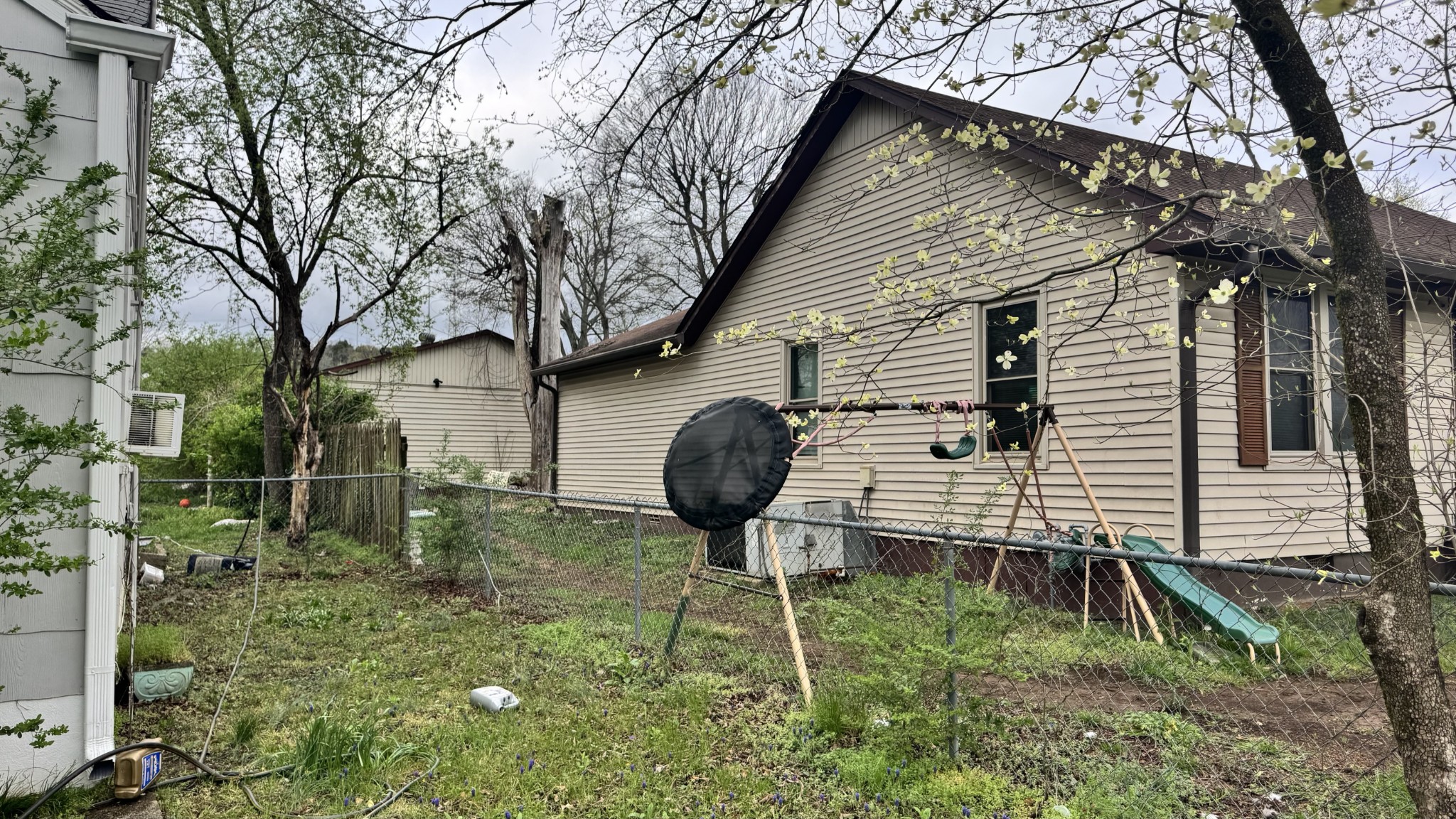 620 West 9th Street Columbia, TN 38401 - Photo 5 of 9 a backyard of a house with seating space