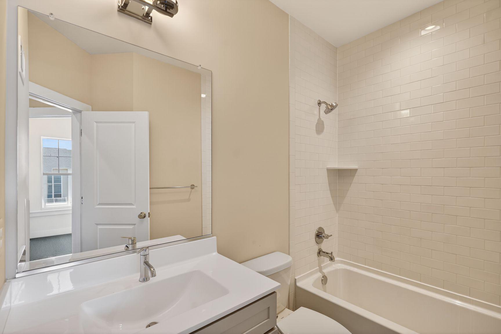 5128 Ridgeview Retreat Drive Chantilly, VA 20151 - Photo 27 of 39 Top Floor full bath