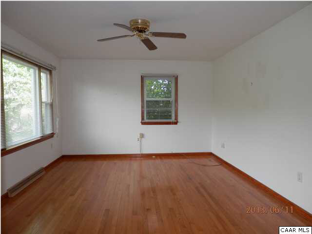 34416 Parker Road Locust Grove, VA 22508 - Photo 5 of 28 Living Room