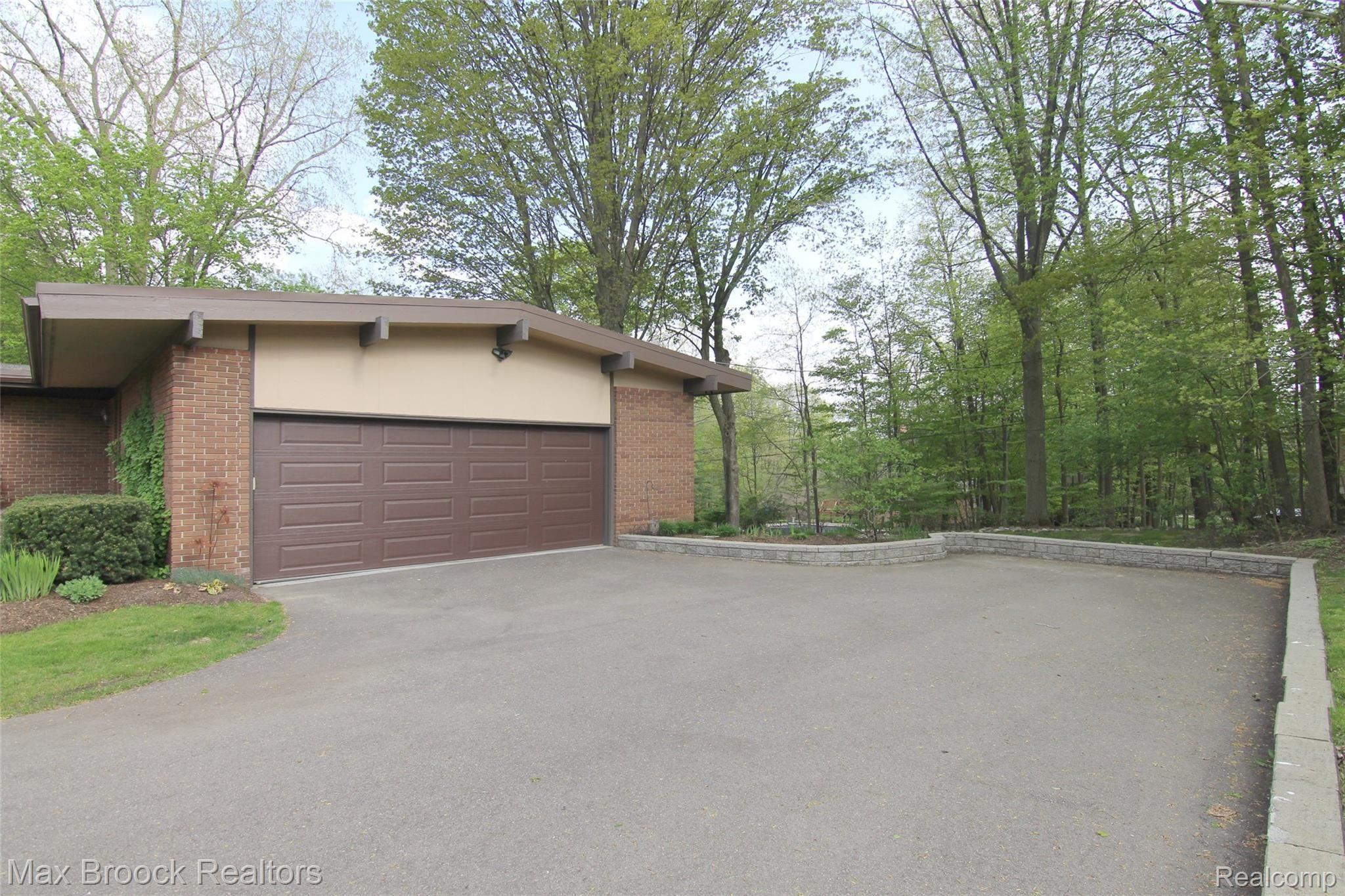 4667 Patrick Road West Bloomfield, MI 48322 - Photo 4 of 37 Patrick Rd Garage.jpg