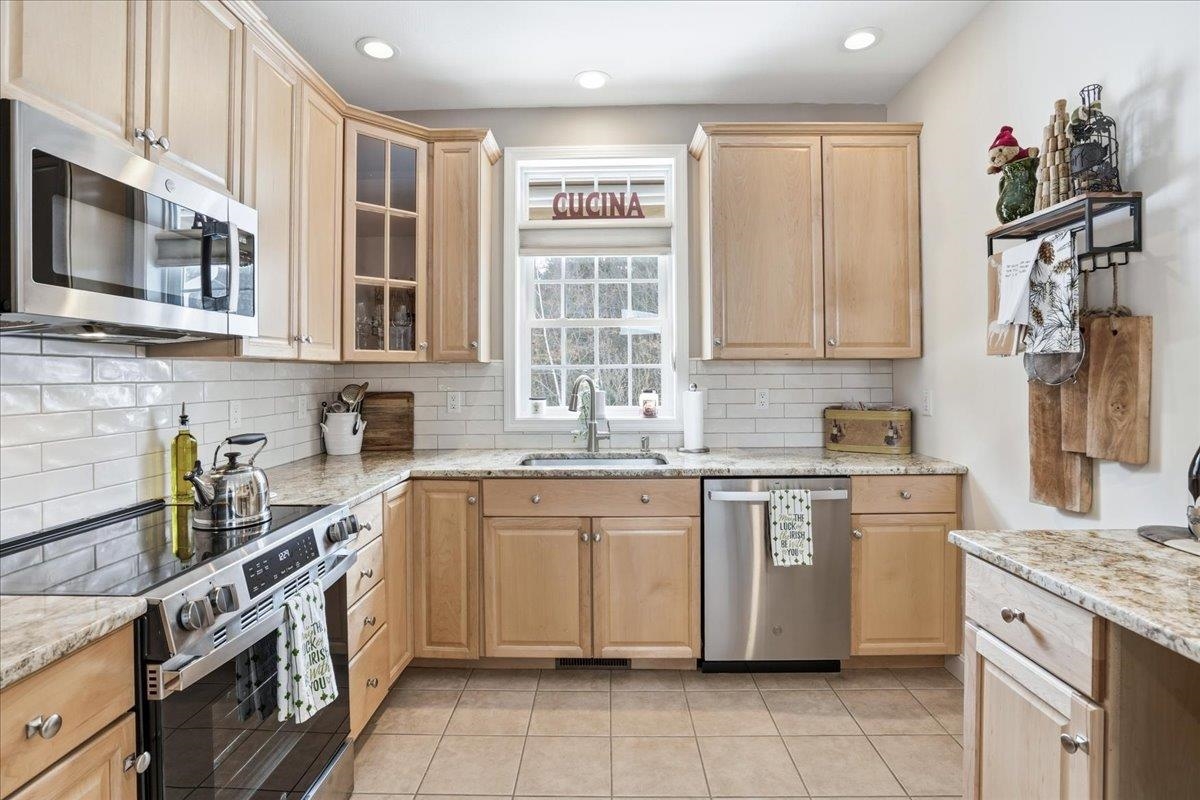 74 Old Stage Road Litchfield, NH 03052 - Photo 19 of 43