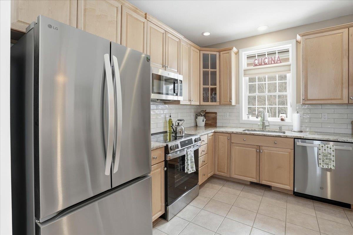 74 Old Stage Road Litchfield, NH 03052 - Photo 21 of 43