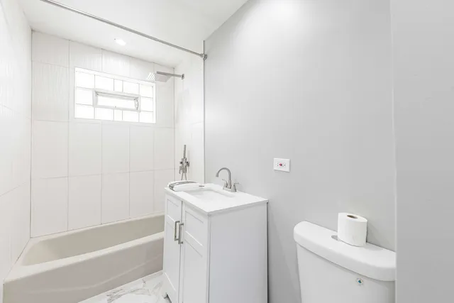 $2,300 | 4677 West 84th Place, Chicago, IL 60652