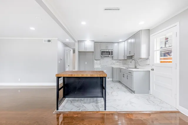 $2,300 | 4677 West 84th Place, Chicago, IL 60652