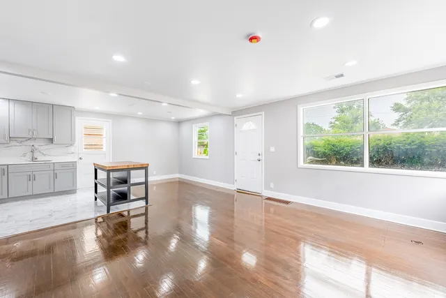 $2,300 | 4677 West 84th Place, Chicago, IL 60652