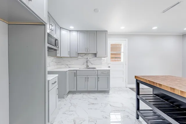 $2,300 | 4677 West 84th Place, Chicago, IL 60652