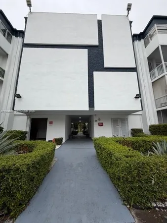 $1,925 | 9159 Southwest 77th Avenue, Unit 409, Miami, FL 33156