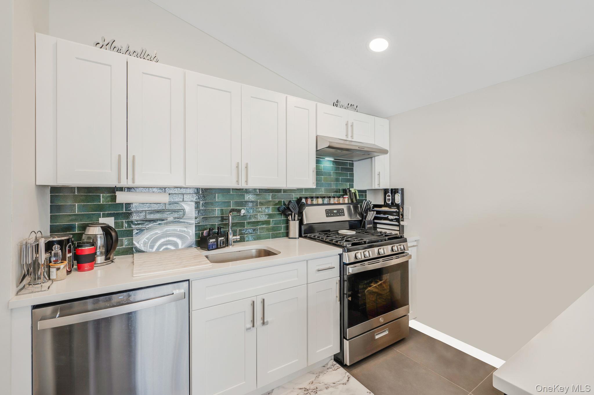 16 Riviera Parkway Lindenhurst, NY 11757 - Photo 12 of 29
