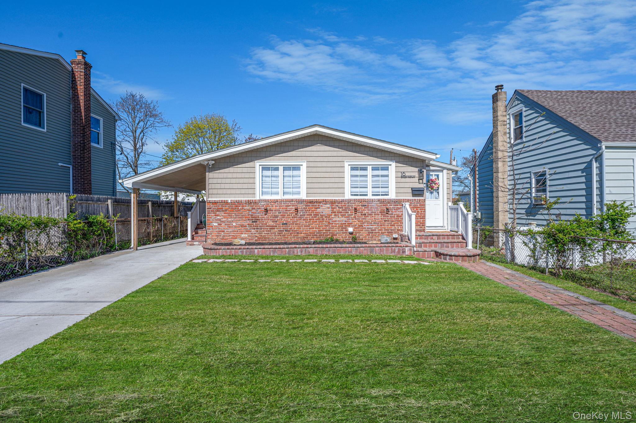 16 Riviera Parkway Lindenhurst, NY 11757 - Photo 3 of 29
