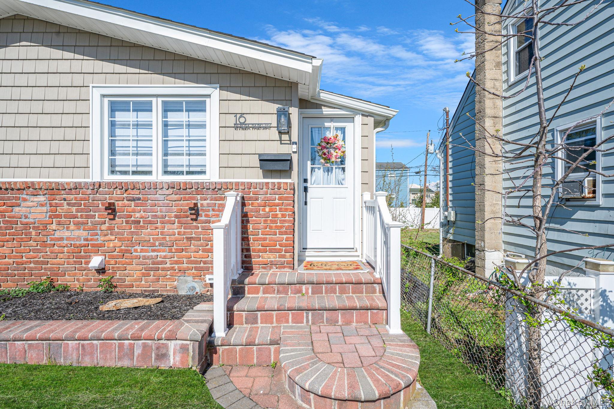 16 Riviera Parkway Lindenhurst, NY 11757 - Photo 4 of 29